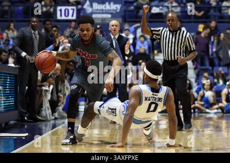 KINGSTON, RI - 15 JANVIER : Luwane Pipkins (2), gardien des Minutemen d'UMass, est faussé par E.C. Matthews (0), gardien des Rams de Rhode Island, lors de la deuxième moitié d'un match de basket-ball de la NCAA entre UMass Minutemen et les Rams de Rhode Island, le 15 janvier 2017, au Ryan Center de Kingston, RI. Rhode Island bat UMass 79-77. (Photo de M. Anthony Nesmith/Icon Sportswire)(image de crédit : &copy ; Mingo Nesmith/Icon Sportswire/CSM via ZUMA Wire) Banque D'Images