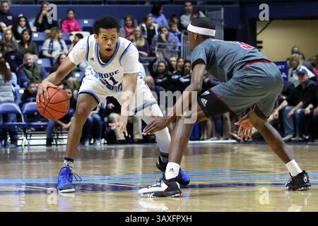 KINGSTON, RI - 15 JANVIER : le garde des Minutemen d'UMass Dejon Jarreau (3) défend le garde des Rams de Rhode Island Jeff Dowtin (11) pendant la première moitié d'un match de basket-ball de la NCAA entre UMass Minutemen et les Rams de Rhode Island le 15 janvier 2017, au Ryan Center de Kingston, RI. Rhode Island bat UMass 79-77. (Photo de M. Anthony Nesmith/Icon Sportswire)(image de crédit : &copy ; Mingo Nesmith/Icon Sportswire/CSM via ZUMA Wire) Banque D'Images