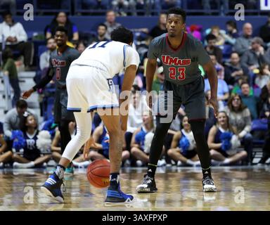 KINGSTON, RI - 15 JANVIER : le garde des Minutemen d'UMass C.J. Anderson (23 ans) défend le garde des Rams de Rhode Island Jeff Dowtin (11 ans) lors de la deuxième moitié d'un match de basket-ball de la NCAA entre UMass Minutemen et les Rams de Rhode Island le 15 janvier 2017, au Ryan Center de Kingston, RI. Rhode Island bat UMass 79-77. (Photo de M. Anthony Nesmith/Icon Sportswire)(image de crédit : &copy ; Mingo Nesmith/Icon Sportswire/CSM via ZUMA Wire) Banque D'Images