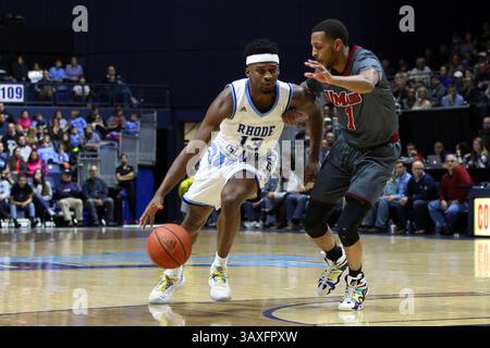 KINGSTON, RI - 15 JANVIER : Eric Dadika (15 ans), garde des Rams du Rhode Island, passe devant Zach Lewis (1 an), garde des Minutemen de l'UMass Minutemen, au Ryan Center de Kingston, RI, pendant la première moitié d'un match de basket-ball de la NCAA entre UMass Minutemen et les Rams du Rhode Island, le 15 janvier 2017. Rhode Island bat UMass 79-77. (Photo de M. Anthony Nesmith/Icon Sportswire)(image de crédit : &copy ; Mingo Nesmith/Icon Sportswire/CSM via ZUMA Wire) Banque D'Images