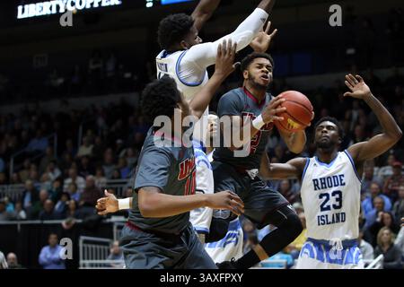 KINGSTON, RI - 15 JANVIER : le garde Luwane Pipkins (2) est entouré par l'attaquant des Rams du Rhode Island Hassan Martin (12) et l'attaquant des Rams du Rhode Island Kuran Iverson (23) lors de la deuxième moitié d'un match de basket-ball de la NCAA entre UMass Minutemen et les Rams du Rhode Island le 15 janvier 2017, au Ryan Center de Kingston, RI. Rhode Island bat UMass 79-77. (Photo de M. Anthony Nesmith/Icon Sportswire)(image de crédit : &copy ; Mingo Nesmith/Icon Sportswire/CSM via ZUMA Wire) Banque D'Images