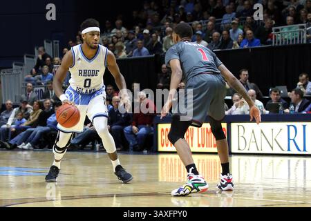 KINGSTON, RI - 15 JANVIER : Garde des Rams de Rhode Island E.C. Matthews (0) et UMass Minutemen Garde Zach Lewis (1) en action pendant la première moitié d'un match de basket-ball de la NCAA entre UMass Minutemen et Rhode Island Rams le 15 janvier 2017, au Ryan Center de Kingston, RI. Rhode Island bat UMass 79-77. (Photo de M. Anthony Nesmith/Icon Sportswire)(image de crédit : &copy ; Mingo Nesmith/Icon Sportswire/CSM via ZUMA Wire) Banque D'Images