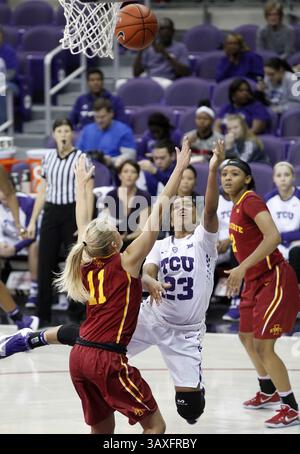 15 janvier 2017 - Fort Worth, TX, USA - le garde des grenouilles Horned de TCU A.J. Alix (23) tente de tirer contre la garde cyclone de l'État de l'Iowa Jadda Buckley (11) en deuxième mi-temps le dimanche 15 janvier 2017 à Schollmaier Arena à Fort Worth, Texas. TCU a gagné 80-75. (Crédit image : © Brad Loper/TNS via ZUMA Wire) Banque D'Images