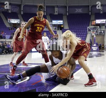 15 janvier 2017 - Fort Worth, TX, États-Unis - TCU Horned Frogs Center Jordan Moore, Bottom, se bat pour une balle lâche avec la garde cyclones de l'État de l'Iowa Jadda Buckley (11) dans la deuxième mi-temps le dimanche 15 janvier 2017 à Schollmaier Arena à Fort Worth, Texas. TCU a gagné 80-75. (Crédit image : © Brad Loper/TNS via ZUMA Wire) Banque D'Images