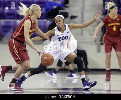 15 janvier 2017 - Fort Worth, TX, États-Unis - Toree Thompson (1) Garde des cyclones de l'État de l'Iowa Jadda Buckley (11) dans la première mi-temps le dimanche 15 janvier 2017 à Schollmaier Arena à Fort Worth, Texas. TCU a gagné 80-75. (Crédit image : © Brad Loper/TNS via ZUMA Wire) Banque D'Images