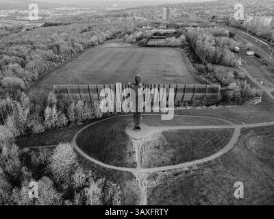 Gateshead UK : 13 avril 2025 : lumière de l'aube illuminant l'Ange du Nord sculpture de l'artiste Antony Gormley, en noir et blanc Gateshead Banque D'Images