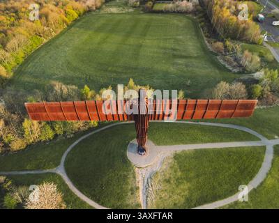 Gateshead UK : 13 avril 2025 : lumière de l'aube illuminant l'Ange du Nord sculpture de l'artiste Antony Gormley, à Gateshead avec des couleurs vives Banque D'Images