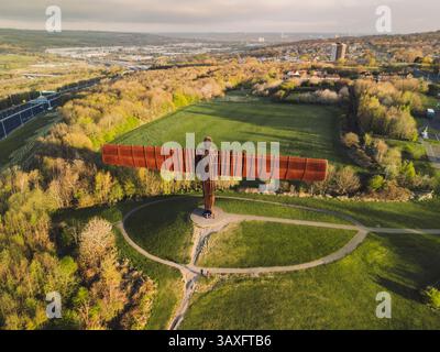 Gateshead Royaume-Uni : 13 avril 2025 : lumière de l'aube illuminant l'Ange du Nord sculpture de l'artiste Antony Gormley, à Gateshead avec des couleurs vibrantes dr. Banque D'Images