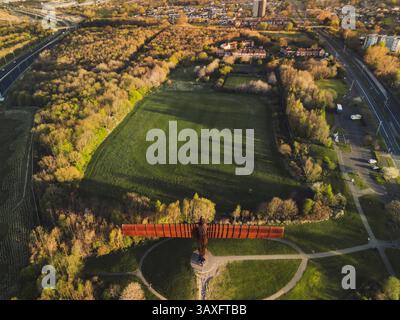 Gateshead UK : 13 avril 2025 : lumière de l'aube illuminant l'Ange du Nord sculpture de l'artiste Antony Gormley, à Gateshead avec des couleurs vives Banque D'Images
