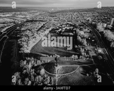 Gateshead UK : 13 avril 2025 : lumière de l'aube illuminant l'Ange du Nord sculpture de l'artiste Antony Gormley, en noir et blanc Gateshead Banque D'Images