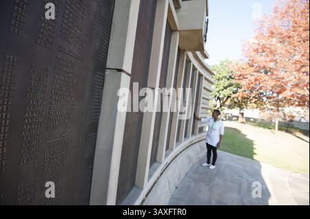 23 avril 2015 - Rio de Janeiro, RJ, Brésil - femme à un mémorial de guerre (crédit image : © Lou Jones via ZUMA Wire) Banque D'Images