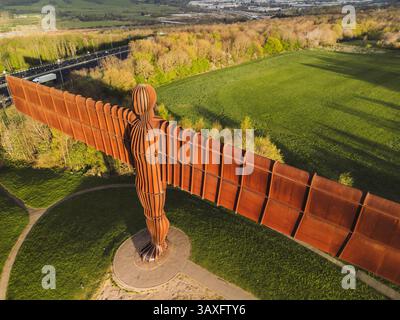 Gateshead UK : 13 avril 2025 : gros plan de la sculpture de l'Ange du Nord par l'artiste Antony Gormley point de vue élevé sur le drone Banque D'Images