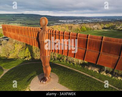 Gateshead UK : 13 avril 2025 : gros plan de la sculpture de l'Ange du Nord par l'artiste Antony Gormley point de vue élevé sur le drone Banque D'Images
