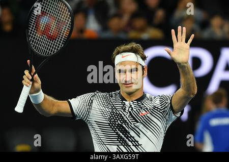 24 janvier 2017 : Roger Federer, de Suisse, célèbre sa victoire en quart de finale contre Mischa Zverev, d'Allemagne, le neuvième jour du tournoi de tennis Open d'Australie du Grand Chelem 2017 à Melbourne, en Australie. Sydney Low/Cal Sport Media(image de crédit : &copy ; Sydney Low/CSM via ZUMA Wire) Banque D'Images
