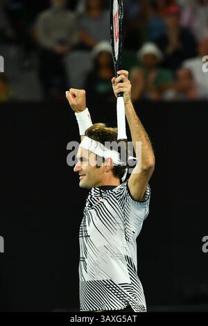24 janvier 2017 : Roger Federer, de Suisse, célèbre sa victoire en quart de finale contre Mischa Zverev, d'Allemagne, le neuvième jour du tournoi de tennis Open d'Australie du Grand Chelem 2017 à Melbourne, en Australie. Sydney Low/Cal Sport Media(image de crédit : &copy ; Sydney Low/CSM via ZUMA Wire) Banque D'Images