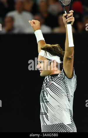 24 janvier 2017 : Roger Federer, de Suisse, célèbre sa victoire en quart de finale contre Mischa Zverev, d'Allemagne, le neuvième jour du tournoi de tennis Open d'Australie du Grand Chelem 2017 à Melbourne, en Australie. Sydney Low/Cal Sport Media(image de crédit : &copy ; Sydney Low/CSM via ZUMA Wire) Banque D'Images