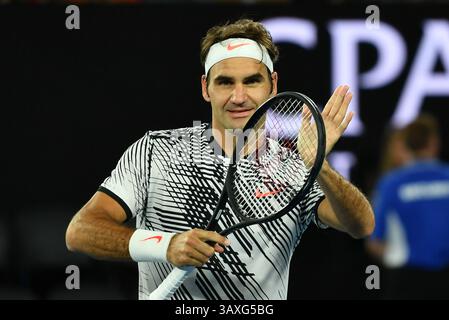 24 janvier 2017 : Roger Federer, de Suisse, célèbre sa victoire en quart de finale contre Mischa Zverev, d'Allemagne, le neuvième jour du tournoi de tennis Open d'Australie du Grand Chelem 2017 à Melbourne, en Australie. Sydney Low/Cal Sport Media(image de crédit : &copy ; Sydney Low/CSM via ZUMA Wire) Banque D'Images