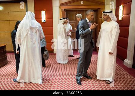 20 avril 2016 - Riyad, Arabie Saoudite - U. Le président Barack Obama s’entretient avec le cheikh Mohamed Bin Zayed Al Nahyan, prince héritier d’Abu Dhabi, à la suite de leur rencontre bilatérale le 20 avril 2016 à Riyad, en Arabie saoudite. Barack Hussein Obama II (né le 4 août 1961) est le 44e président des États-Unis. Il est le premier Afro-américain à être élu et le premier président né en dehors des États-Unis contigus. Né à Honolulu, Hawaï, Obama est diplômé de l'Université Columbia et de la Harvard Law School. Il a travaillé comme avocat des droits civils et a enseigné le droit constitutionnel à l'Université Banque D'Images