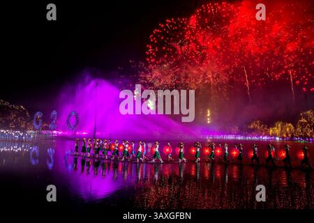4 septembre 2016 - Hangzhou, Chine - des feux d'artifice explosent à la fin d'une représentation lors du dîner de bienvenue du G20 organisé par le président Xi Jiping au Centre international des expositions le 4 septembre 2016 à Hangzhou, Chine. Barack Hussein Obama II (né le 4 août 1961) est le 44e président des États-Unis. Il est le premier Afro-américain à être élu et le premier président né en dehors des États-Unis contigus. Né à Honolulu, Hawaï, Obama est diplômé de l'Université Columbia et de la Harvard Law School. Il a travaillé comme avocat des droits civils et a enseigné la Constitution Banque D'Images