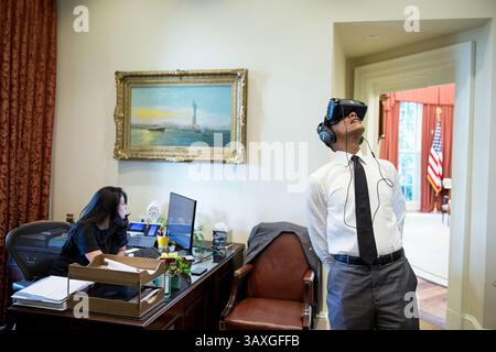 24 août 2016 - Washington, DC, États-Unis d'Amérique - U. Le président Barack Obama regarde un film de réalité virtuelle capturé lors de son voyage au Parc National de Yosemite plus tôt cette année dans le Outer Oval Office de la Maison Blanche le 24 août 2016 à Washington, DC. L'aide personnelle Ferial Govashiri est assise à son bureau à gauche. Barack Hussein Obama II (né le 4 août 1961) est le 44e président des États-Unis. Il est le premier Afro-américain à être élu et le premier président né en dehors des États-Unis contigus. Né à Honolulu, Hawaï, Obama est diplômé de Columbia Univ Banque D'Images