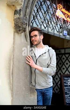 Lukas Natschinski BEI einer exklusiven Sightseeing-Tour am Flüsterbogen auf dem Untermarkt in der Görlitzer Altstadt. Görlitz, 20.04.2025 Saxe Allemagne *** Lukas Natschinski en visite exclusive à l'Arche Whispering sur le Untermarkt dans la Görlitz vieille ville Görlitz, 20 04 2025 Saxe Allemagne Copyright : xMatthiasxWehnertx Banque D'Images