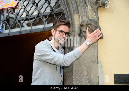 Lukas Natschinski BEI einer exklusiven Sightseeing-Tour am Flüsterbogen auf dem Untermarkt in der Görlitzer Altstadt. Görlitz, 20.04.2025 Saxe Allemagne *** Lukas Natschinski en visite exclusive à l'Arche Whispering sur le Untermarkt dans la Görlitz vieille ville Görlitz, 20 04 2025 Saxe Allemagne Copyright : xMatthiasxWehnertx Banque D'Images