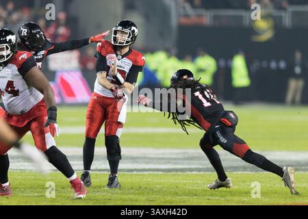 Le 27 novembre 2016 : le défenseur des Redblacks d'Ottawa Abdul Kanneh (14 ans) et un coéquipier non identifié ont fait pression sur le quarterback des Stampeders de Calgary, Bo Levi Mitchell (19 ans), lors du dernier match de la 104e édition de la Coupe Grey, le match de championnat entre les Stampeders de Calgary et les Redblacks d'Ottawa au BMO Field à Toronto, Ontario, Canada. Les Redblacks d’Ottawa ont remporté la Coupe Grey en prolongation par un score de 39-33, portant la Coupe à Ottawa pour la première fois en 40 ans. Daniel Lea/CSM(image de crédit : &copy ; Daniel Lea/CSM via ZUMA Wire) Banque D'Images