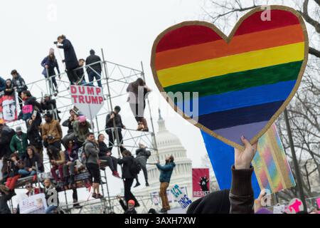 21 janvier 2017 - Washington, DC, États-Unis d'Amérique - des manifestants grimpent sur les échafaudages laissés par l'inauguration devant le Capitole des États-Unis lors de la Marche des femmes sur Washington en protestation contre le président Donald Trump le 21 janvier 2017 à Washington, DC plus de 500 000 personnes ont entassé le National Mall dans un rassemblement pacifique et festif dans une réprimande du nouveau président. (Crédit image : © Richard Ellis via ZUMA Wire) Banque D'Images