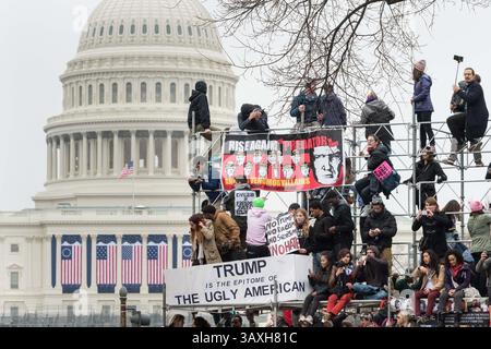 21 janvier 2017 - Washington, DC, États-Unis d'Amérique - des manifestants grimpent sur les échafaudages laissés par l'inauguration devant le Capitole des États-Unis lors de la Marche des femmes sur Washington en protestation contre le président Donald Trump le 21 janvier 2017 à Washington, DC plus de 500 000 personnes ont entassé le National Mall dans un rassemblement pacifique et festif dans une réprimande du nouveau président. (Crédit image : © Richard Ellis via ZUMA Wire) Banque D'Images