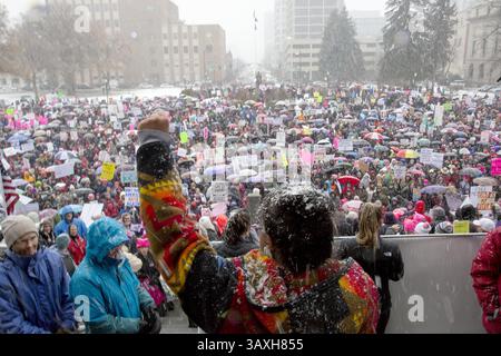 21 janvier 2017 - Boise, ID, États-Unis - Tai Simpson de la tribu nez Perce à Lapwai, Idaho, réunit jusqu'à 5 000 femmes et défenseurs des droits humains qui se rassemblent sur les marches de l'Idaho Statehouse pour la marche des femmes dans le centre-ville de Boise le samedi 21 janvier 2017. (Crédit image : © Darin Oswarl/TNS via ZUMA Wire) Banque D'Images