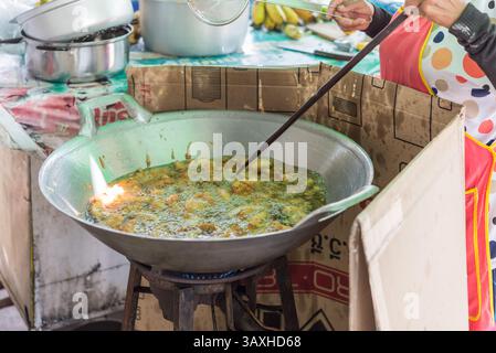 Bangkok, Thaïlande - 23 juillet 2017 : Chef non identifié cuisinant un dessert thaïlandais Desame Balls (Kanom Kai Hong) en vente au marché thaïlandais de la nourriture de rue Banque D'Images