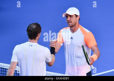 22 janvier 2017 : Mischa Zverev, d'Allemagne, célèbre après avoir remporté un match de 4e ronde contre Andy Murray, du Royaume-Uni, le septième jour du tournoi de tennis Open d'Australie du Grand Chelem 2017 à Melbourne, en Australie. (Crédit image : © Sydney Low/CSM via ZUMA Wire) Banque D'Images