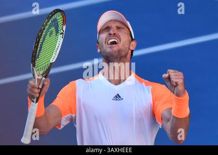22 janvier 2017 : Mischa Zverev, d'Allemagne, célèbre après avoir remporté un match de 4e ronde contre Andy Murray, du Royaume-Uni, le septième jour du tournoi de tennis Open d'Australie du Grand Chelem 2017 à Melbourne, en Australie. Sydney Low/Cal Sport Mediajanvier 22, 2017 : Mischa Zverev, d'Allemagne, célèbre après avoir remporté un match de 4e ronde contre Andy Murray, du Royaume-Uni, le septième jour du tournoi de tennis Open d'Australie du Grand Chelem 2017 à Melbourne, en Australie. Sydney Low/Cal Sport Media(image de crédit : &copy ; Sydney Low/CSM via ZUMA Wire) Banque D'Images