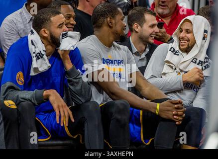 22 janvier 2017 : le garde des Golden State Warriors Stephen Curry (30 ans) et l'attaquant des Golden State Warriors Kevin durant (35 ans) plaisantent sur le banc lors d'un match de basket-ball à Amway Center. Les Golden State Warriors battent les Magic d'Orlando 118-98. Robert John Herbert/CSM(image de crédit : &copy ; Robert John Herbert/CSM via ZUMA Wire) Banque D'Images