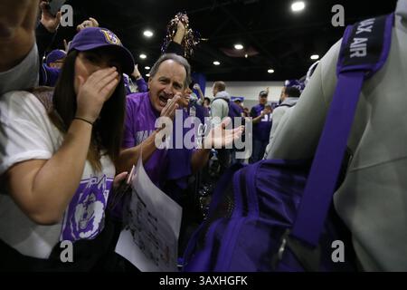 31 décembre 2016 : les fans des Huskies de Washington encouragent leur équipe alors qu'ils marchent avant le Chick-fil-A Peach Bowl entre les Huskies de Washington et l'Alabama Crimson Tide au Georgia Dome à Atlanta, Géorgie le 31 décembre 2016. Sean Brown/CSM(image de crédit : &copy ; Sean Brown/CSM via ZUMA Wire) Banque D'Images