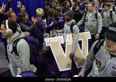 31 décembre 2016 : les membres de l'équipe de football des Huskies de Washington entrent au Fan Fest avant le Chick-fil-A Peach Bowl entre les Huskies de Washington et Alabama Crimson Tide au Georgia Dome à Atlanta, Géorgie le 31 décembre 2016. Sean Brown/CSM(image de crédit : &copy ; Sean Brown/CSM via ZUMA Wire) Banque D'Images