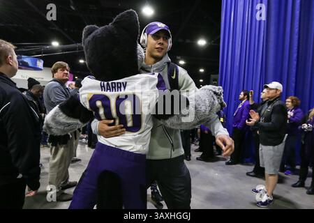 31 décembre 2016 : Harry the Husky accueille un joueur de football des Washington Huskies lors de sorties devant le Chick-fil-A Peach Bowl entre les Washington Huskies et Alabama Crimson Tide au Georgia Dome à Atlanta, Géorgie le 31 décembre 2016. Sean Brown/CSM(image de crédit : &copy ; Sean Brown/CSM via ZUMA Wire) Banque D'Images