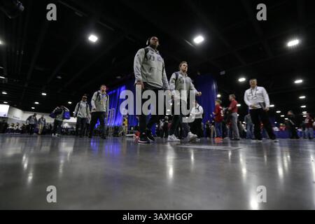 31 décembre 2016 : les membres de l'équipe de football des Huskies de Washington marchent lors de leur walk-out avant le Chick-fil-A Peach Bowl entre les Huskies de Washington et l'Alabama Crimson Tide au Georgia Dome à Atlanta, Géorgie le 31 décembre 2016. Sean Brown/CSM(image de crédit : &copy ; Sean Brown/CSM via ZUMA Wire) Banque D'Images