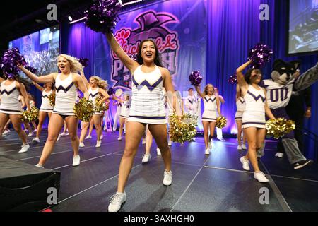 31 décembre 2016 : les membres de l'équipe d'acclamations de Washington jouent au Fan Fest avant le Chick-fil-A Peach Bowl entre les Huskies de Washington et Alabama Crimson Tide au Georgia Dome à Atlanta, Géorgie le 31 décembre 2016. Sean Brown/CSM(image de crédit : &copy ; Sean Brown/CSM via ZUMA Wire) Banque D'Images