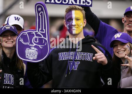 31 décembre 2016 : un fan de Washington peint son visage en violet et or pour les couleurs de son équipe au Fan Fest avant le Chick-fil-A Peach Bowl entre les Huskies de Washington et Alabama Crimson Tide au Georgia Dome à Atlanta, GA le 31 décembre 2016. Sean Brown/CSM(image de crédit : &copy ; Sean Brown/CSM via ZUMA Wire) Banque D'Images