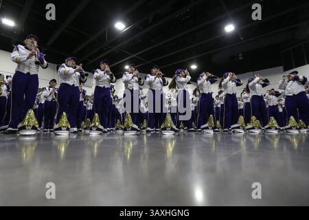 31 décembre 2016 : les membres du groupe de marche des Huskies de Washington jouent pendant les sorties d'équipe avant le Chick-fil-A Peach Bowl entre les Huskies de Washington et Alabama Crimson Tide au Georgia Dome à Atlanta, Géorgie le 31 décembre 2016. Sean Brown/CSM(image de crédit : &copy ; Sean Brown/CSM via ZUMA Wire) Banque D'Images