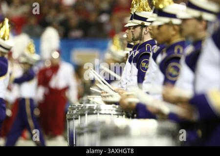 31 décembre 2016 : les membres du groupe de Marching Husky de Washington jouent avant-match avant le Chick-fil-A Peach Bowl entre les Huskies de Washington et l'Alabama Crimson Tide au Georgia Dome à Atlanta, Géorgie le 31 décembre 2016. Sean Brown/CSM(image de crédit : &copy ; Sean Brown/CSM via ZUMA Wire) Banque D'Images