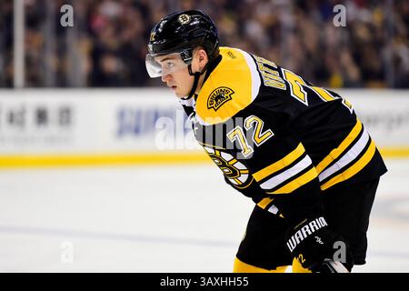 Samedi 31 décembre 2016 : le centre des Bruins de Boston Frank Vatrano (72 ans) attend que la rondelle tombe lors du match de la Ligue nationale de hockey entre les Sabres de Buffalo et les Bruins de Boston qui se tient au TD Garden, à Boston, Mass. Boston bat Buffalo 3-1. Eric Canha/CSM(image de crédit : &copy ; Eric Canha/CSM via ZUMA Wire) Banque D'Images