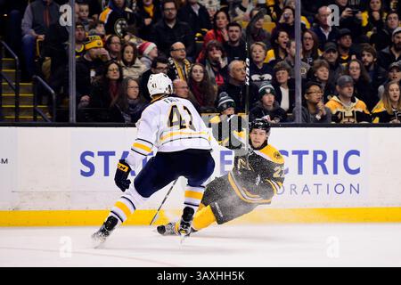 Samedi 31 décembre 2016 : le centre des Bruins de Boston Austin Czarnik (27) prend un avantage lors du match de la Ligue nationale de hockey entre les Sabres de Buffalo et les Bruins de Boston qui se tient au TD Garden, à Boston, Mass. Boston bat Buffalo 3-1. Eric Canha/CSM(image de crédit : &copy ; Eric Canha/CSM via ZUMA Wire) Banque D'Images
