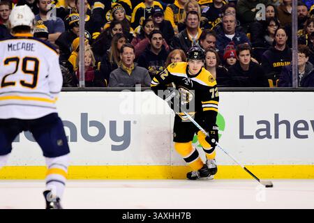 Samedi 31 décembre 2016 : le centre des Bruins de Boston Austin Czarnik (27) en action lors du match de la Ligue nationale de hockey entre les Sabres de Buffalo et les Bruins de Boston tenu au TD Garden, à Boston, Mass. Boston bat Buffalo 3-1. Eric Canha/CSM(image de crédit : &copy ; Eric Canha/CSM via ZUMA Wire) Banque D'Images