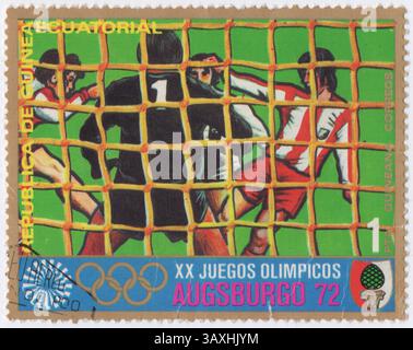 GUINÉE ÉQUATORIALE - 1973 novembre 20 : 45 timbre-poste multicolore centimos représentant un portrait d'Alcides Ghiggia (Alcides Edgardo Ghiggia Pereyra). C'était un joueur de football uruguayen-italien, qui jouait comme ailier droit. Il a acquis une renommée durable pour son rôle décisif dans le match final de la Coupe du monde 1950, et au moment de sa mort exactement 65 ans plus tard, il était également le dernier joueur survivant de ce match. Joueur célèbre. Coupe du monde de football Banque D'Images