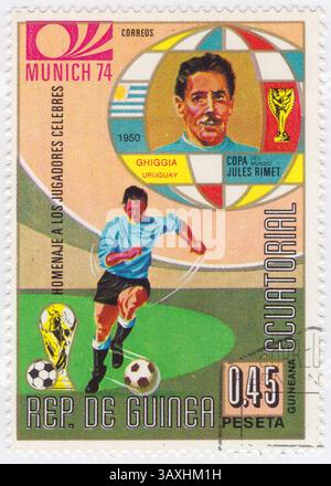 GUINÉE ÉQUATORIALE - 1973 novembre 20 : 45 timbre-poste multicolore centimos représentant un portrait d'Alcides Ghiggia (Alcides Edgardo Ghiggia Pereyra). C'était un joueur de football uruguayen-italien, qui jouait comme ailier droit. Il a acquis une renommée durable pour son rôle décisif dans le match final de la Coupe du monde 1950, et au moment de sa mort exactement 65 ans plus tard, il était également le dernier joueur survivant de ce match. Joueur célèbre. Coupe du monde de football Banque D'Images
