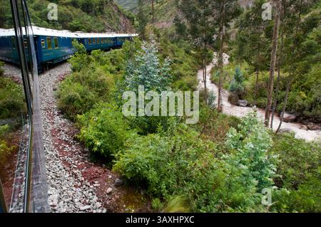 18 oct. 2016 - Pérou - sentier Inca. Pérou train de luxe de Cuzco à Machu Picchu. Orient Express. Belmond. Depuis l'itinéraire par lequel le train passe est possible de voir certaines parties du sentier Inca. Hiram Bingham Orient Express qui circule entre Cuzco et Machu Picchu. Le sentier Inca est de loin le trek le plus célèbre en Amérique du Sud et est classé par beaucoup comme étant dans le top 5 des treks dans le monde. En seulement 26 miles (43 km), il parvient à combiner de beaux paysages de montagne, une forêt de nuages luxuriants, une jungle subtropicale et, bien sûr, un mélange étonnant de pavés inca, de ruines et de tunnels. Destination finale de Banque D'Images
