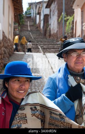 21 oct. 2016 - Pérou - femmes locales avec des vêtements typiques dans le petit village de Chinchero dans la vallée sacrée près de Cuzco. Chinchero est un petit village indien andin situé en hauteur sur les plaines balayées par le vent d'Anta à 3762m à environ 30km de Cusco. Il y a de belles vues sur la Vallée sacrée des Incas, avec la Cordillère Vilcabamba et le sommet enneigé de Salkantay dominant l'horizon ouest. Chinchero est considéré comme le lieu de naissance mythique de l'arc-en-ciel. Sa principale revendication pour le tourisme est son marché du dimanche coloré qui est beaucoup moins orienté vers le tourisme que le marché de P. Banque D'Images