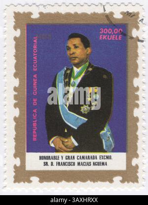 GUINÉE ÉQUATORIALE - 1975 décembre 25 : timbre-poste à 300 ekuele représentant le portrait du président pour la vie Francisco Macías Nguema en uniforme complet avec commandes et rubans Banque D'Images